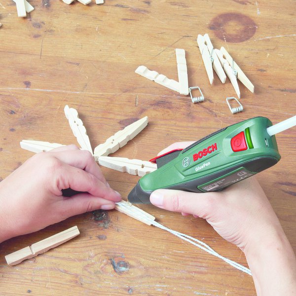 Etape 2 : Coller le ruban entre 2 montants.