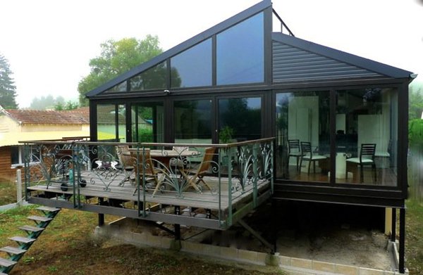 Toute la partie jour est surélevée, ce qui accentue son caractère « maison de vacances ».