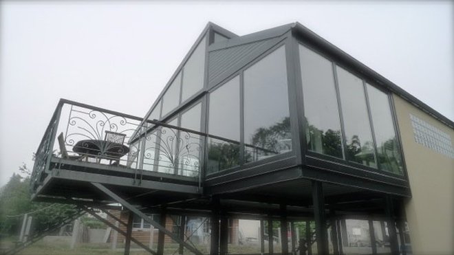 De profil, les deux architectures apparaissent distinctement. La partie jour vitrée, et la partie nuit classique et maçonnée.