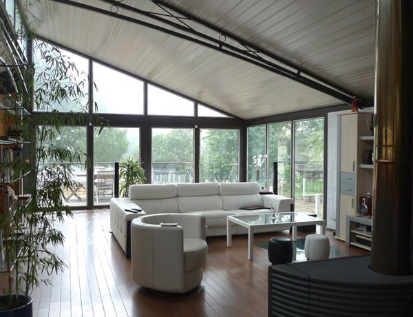 La structure métallique de la partie jour donne un aspect loft à l’ensemble.