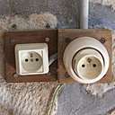 Avant : les prises anciennes de la cave n’inspirent plus vraiment confiance…