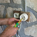 Etape 1 : Après avoir coupé le courant au disjoncteur, dévisser la fixation de l’ancienne prise de courant.