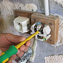 Etape 2 : Dévisser le fil de phase (couleur rouge) de la prise.