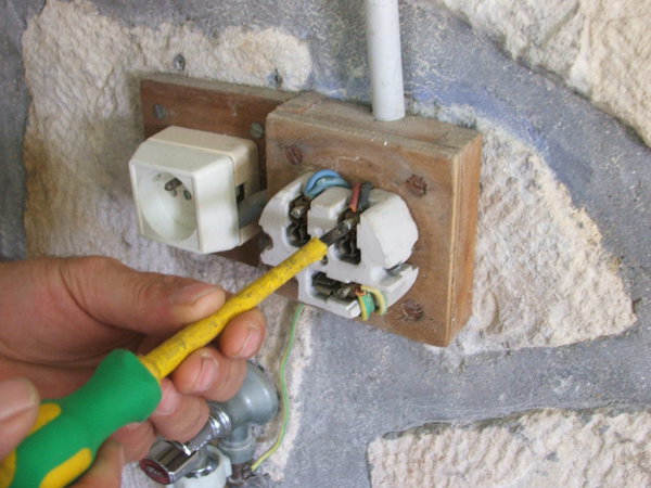 Etape 2 : Dévisser le fil de phase (couleur rouge) de la prise.