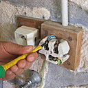 Etape 3 : Enlever en dévissant le fil du neutre (couleur bleue) de la prise.