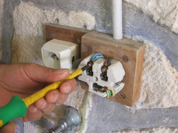 Etape 3 : Enlever en dévissant le fil du neutre (couleur bleue) de la prise.