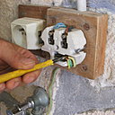 Etape 4 : Dévisser le fil de la terre (couleur vert et jaune) de la prise.