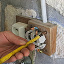 Etape 5 : Désolidariser l’ancien boitier en bois, non conforme, du mur.