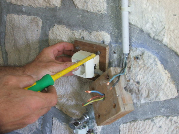 Etape 6 : Réaliser la même opération de dévissage du boitier connexe du mur.