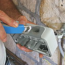 Etape 7 : Préparer le nouveau boitier Plexo, en faisant une entaille au cutter dans la partie haute du boitier en caoutchouc souple, dans le but de faire passer les fils de connexion électriques dans le Plexo.