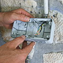 Etape 8 : Faire passer les trois fils de connexion : fil de phase, fil de neutre et fil de terre dans la boîte Plexo.