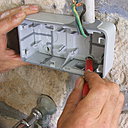 Etape 9 : Positionner le boitier le plus horizontalement possible, et effectuer un marquage au crayon à papier aux différents trous de fixation murale.