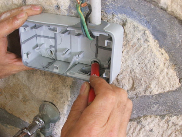 Etape 9 : Positionner le boitier le plus horizontalement possible, et effectuer un marquage au crayon à papier aux différents trous de fixation murale.