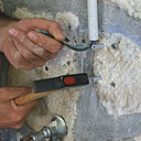 Etape 11 : Placer et enfoncer au marteau  les chevilles dans les trous.