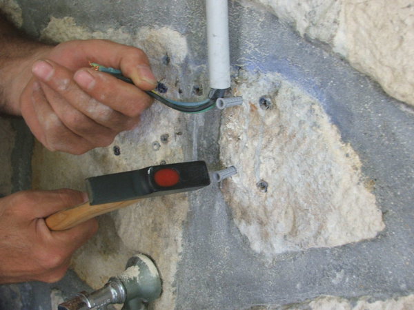 Etape 11 : Placer et enfoncer au marteau  les chevilles dans les trous.