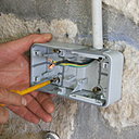 Etape 12 : Fixer le boitier Plexo en le vissant aux quatre angles.