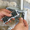 Etape 13 : Sur la barrette de branchement, enfoncer le fil de phase sur son emplacement.