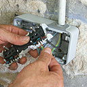 Etape 14 : Placer le fil de terre sur sa borne.