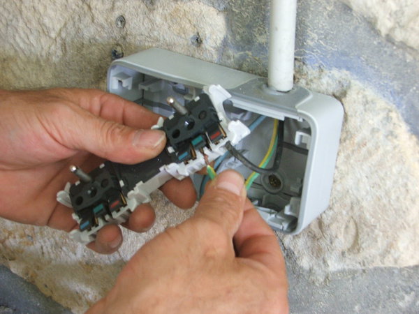 Etape 14 : Placer le fil de terre sur sa borne.