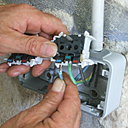 Etape 15 : Placer le fil de neutre sur sa borne de connexion.