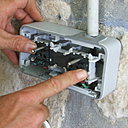 Etape 16 : Clipser l’ensemble de la barrette des prises de courant sur le boitier, en appuyant fermement dessus.