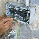 Etape 17 : Relier le fil de terre secondaire (dans notre cas il s’agit du fil de liaison équipotentielle situé dans une buanderie avec une machine à laver).