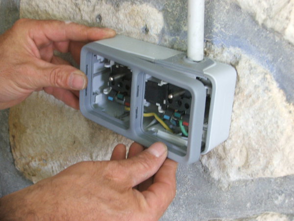 Etape 18 : Positionner le cadre du boitier en le clipsant.