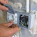 Etape 19 : Installer les prises de courant en les enfonçant fermement sur l’ensemble du boitier Plexo.