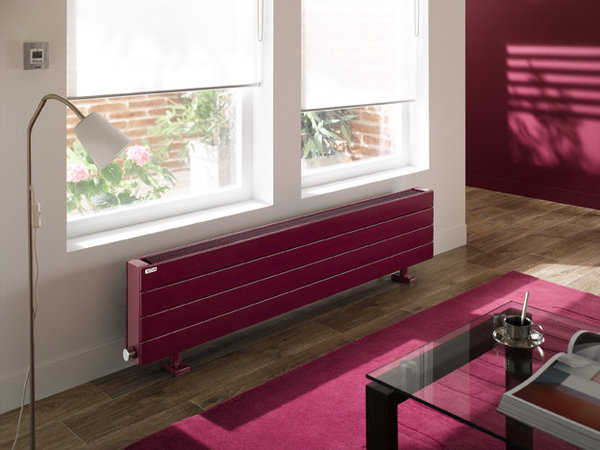 En version plinthe, le radiateur Fassane trouve tout naturellement sa place sous une fenêtre.