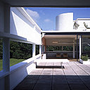 De la terrasse du premier étage, une rampe extérieure conduit à la toiture-terrasse et au solarium, où un mur courbe forme un pare-vent. La tourelle contient l’escalier intérieur qui permet aussi de desservir tous les niveaux.