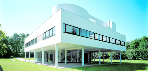 Dans une harmonie et une simplicité  des formes, la Villa Savoye est composée d’un volume sur pilotis. La porte d’entrée se trouve sur la façade opposée.