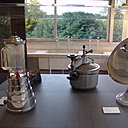 De gauche à droite : mixeur modèle Drink mixer 33, Jean Otis Reinecke, 1939, édition postérieure Hamilton beach USA. Autocuiseur L’Auto-thermos, Camille Hautier, 1930. Les Ateliers de Boulogne-sur-Seine,  France, Boulogne-Billancourt, Collection particulière. Radiateur Soleil, 1929, Calor, Boulogne-Billancourt, collection particulière.