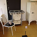 Chaise de cuisine, d’après Robert Mallet-Stevens, 1931, édition postérieure en métal et bois. Centre des monuments nationaux, Villa Cavrois, Croix. Réfrigérateur à compression Frigéco, Général Electric Compagny, 1930, en métal et plastique. Paris, Musée des arts et métiers, Cnam, In. N° 35283. Machine à laver le linge triomphe BB type AB26. Chauveau Frères et compagnie, vers 1925-1945, en métal et caoutchouc. Paris, Musée des arts et métiers, Cnam, Inv. n°32068.