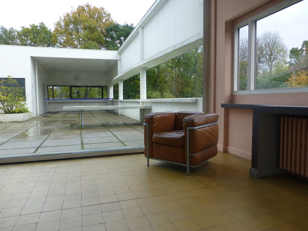 La salle de séjour s’ouvre sur la terrasse, vers le sud, grâce à une baie vitrée coulissante. Les limites entre dehors et dedans s’estompent.