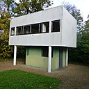 La maison du jardinier copie les codes architecturaux de la maison principale.