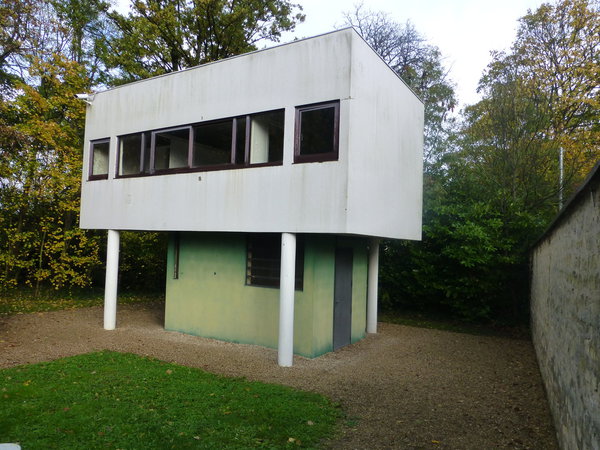 La maison du jardinier copie les codes architecturaux de la maison principale.