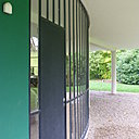 Le mur vitré courbe du vestibule est défini par le rayon de braquage d’une automobile de 1930. Il permet de repartir ou de rentrer dans le garage.