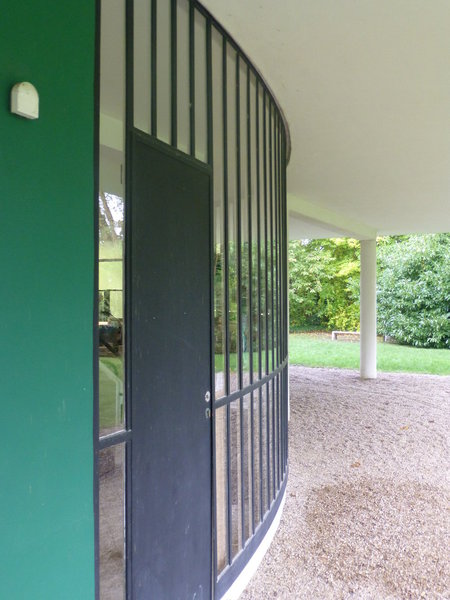 Le mur vitré courbe du vestibule est défini par le rayon de braquage d’une automobile de 1930. Il permet de repartir ou de rentrer dans le garage.