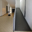 Une rampe mène le visiteur au premier étage.