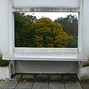 Les points de vue sur la nature, l’herbe, les arbres et le ciel sont multiples. Le toit-terrasse cadre des tableaux découpés dans les arbres.