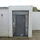 Une porte d’extérieure en acier et verre armé permet un accès direct à la toiture terrasse. Partout, les matériaux et les coloris utilisés par Le Corbusier sont sobres.