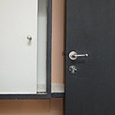 Les poignées de portes minimalistes s’inscrivent dans la modernité de l’espace intérieur.