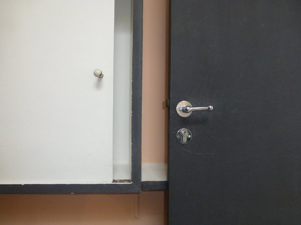 Les poignées de portes minimalistes s’inscrivent dans la modernité de l’espace intérieur.