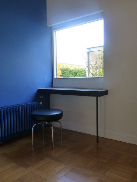 Des murs de couleurs aux teintes très actuelles (couleurs profondes et demi-teintes) rythment l’espace et créent des contrastes et des surprises. Elles soulignent des fonctions comme ce petit coin bureau, placé devant une fenêtre.