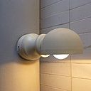 Un luminaire en applique d’esprit industriel est intégré dans un poteau qui devient lampadaire.