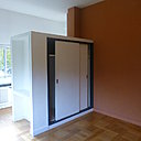 Les rangements et armoires intégrées cloisonnent sans séparer les espaces, et ponctuent les chambres comme des dressings.