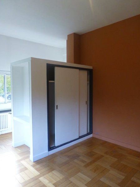 Les rangements et armoires intégrées cloisonnent sans séparer les espaces, et ponctuent les chambres comme des dressings.