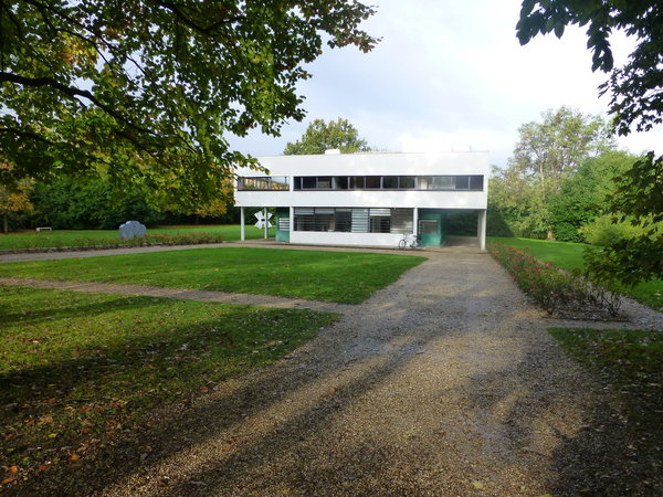 Implantée sur un terrain dégagé et sans contrainte urbaine, la Villa Savoye est une maison de week-end entourée d’arbres qui cachent les constructions avoisinantes, tout en dessinant une ceinture végétale protectrice.