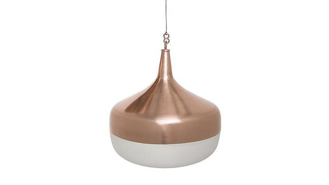 Suspension Curling, en cuivre satiné et verre soufflé bouche, dessinée par Jean-Marc Gady pour SIA, 449 €.