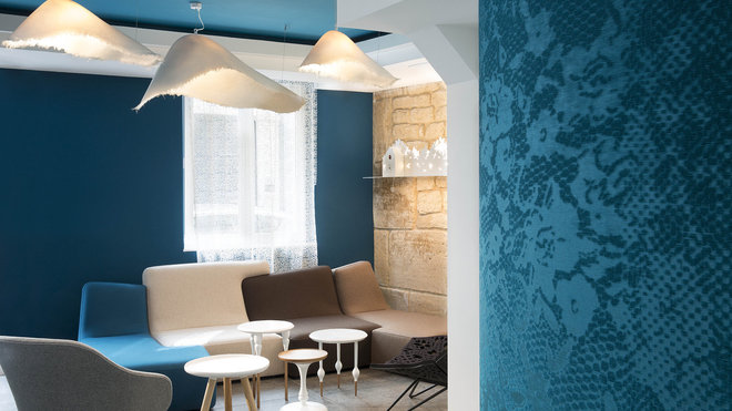 Dans le lobby : canapé signé Philippe Nigro pour Ligne Roset, tables basses de Marcel Wanders, feutre mural (Kvadrat), tissu mural (Elitis), suspensions de Matteo Ugolini (Karman).